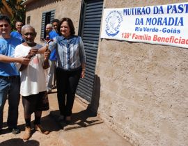 Imagem de Pastoral da Moradia entrega casa em Rio Verde