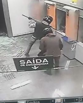 Imagem de Homens assaltam banco e esquecem documentos no local do crime, em Goiás. Veja o vídeo: