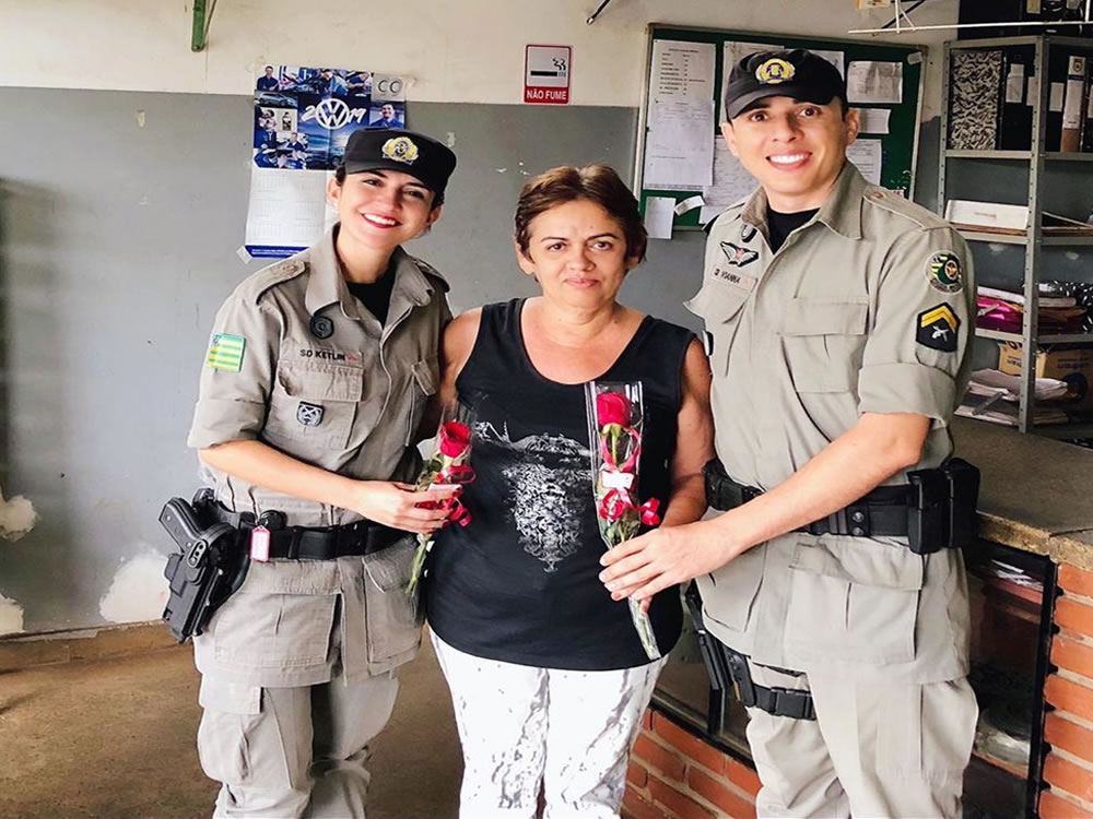 Imagem de Policiais militares levam flores a vítima de assalto em Rio Verde