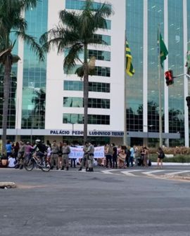 Imagem de Grupo ligado à UEG faz protesto em frente ao Palácio Pedro Ludovico