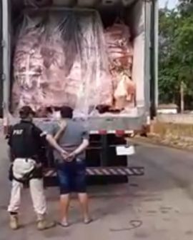 Imagem de PRF e DECAR prendem motorista com 30 toneladas de carne roubada na BR-060