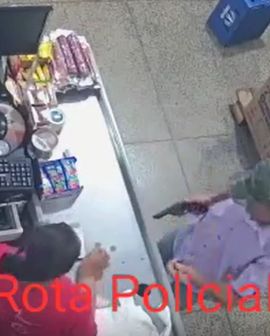 Imagem de Assaltante se passa por cliente, rouba supermercado e agradece a atendente após o assalto em Jataí. Veja vídeo