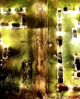 Imagem de Fiéis formam a palavra ‘fé’ com carros estacionados durante culto em Rio Verde