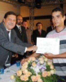 Imagem de Alunos recebem diploma do Projovem