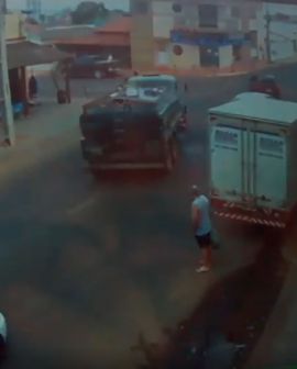 Imagem de Caminhão desvia de carro e bate de frente com moto em Mineiros. Veja o vídeo: