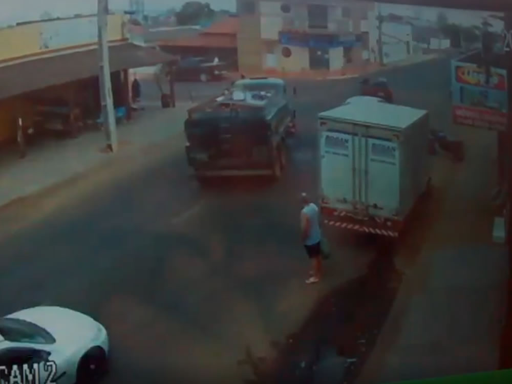 Imagem de Caminhão desvia de carro e bate de frente com moto em Mineiros. Veja o vídeo: