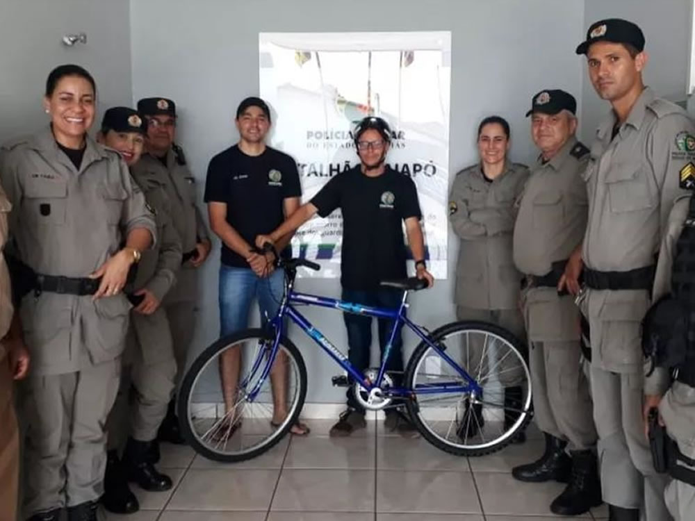 Imagem de Jovem com deficiência mental ganha bicicleta de policiais após ser furtado em Iporá