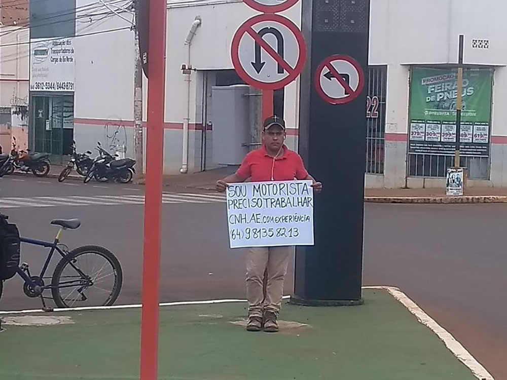 Imagem de Desesperado, homem leva cartaz para Presidente Vargas buscando emprego