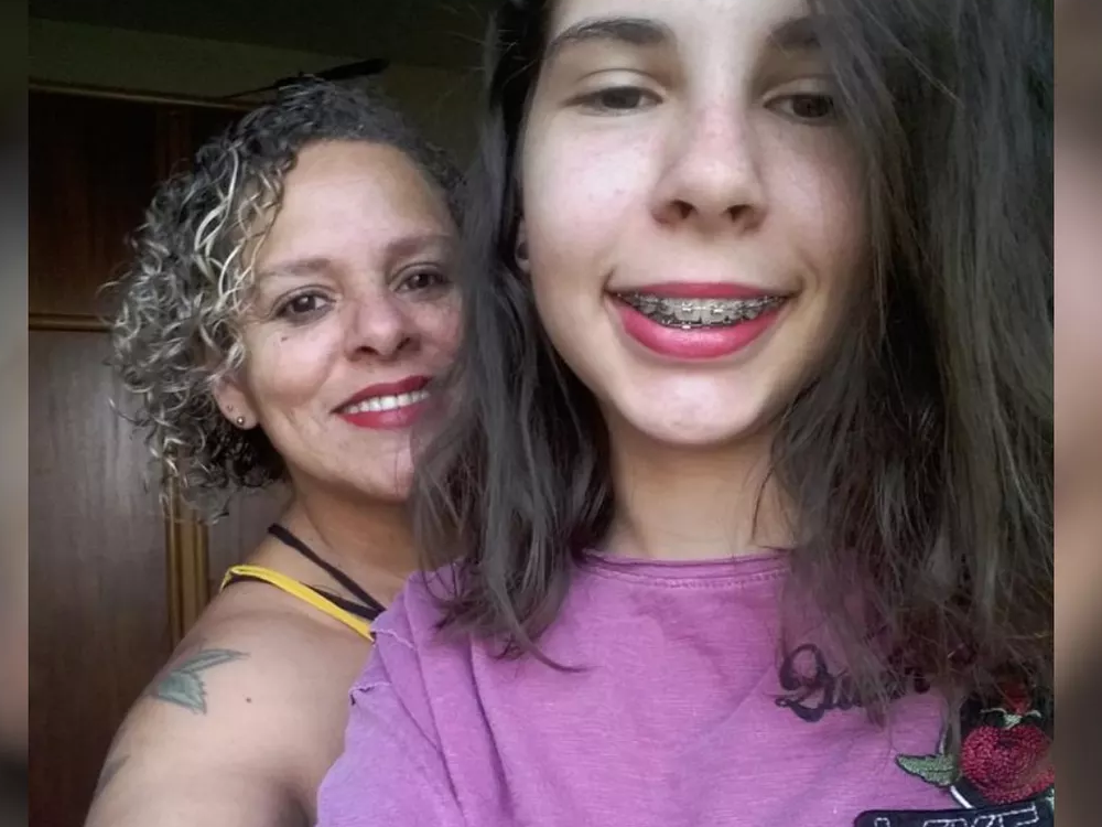Imagem de Internada com suspeita de Covid-19, mãe parabeniza filha pelos 18 anos em Rio Verde. Veja vídeo: