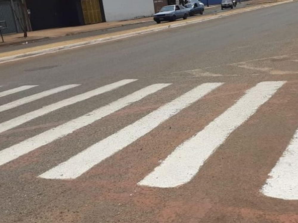 Imagem de Cansada de esperar a Prefeitura, moradora pinta faixa de pedestres em Rio Verde