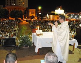 Imagem de Praça lotada em missa pelo aniversário da cidade