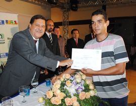 Imagem de Alunos recebem diploma do Projovem