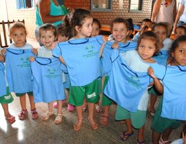 Imagem de Crianças da rede municipal de ensino recebem novos uniformes