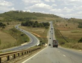 Imagem de Uma rodovia, duas pistas