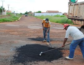 Imagem de Prefeitura corre para tampar buracos
