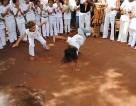 Imagem de Projeto leva capoeira para crianças carentes