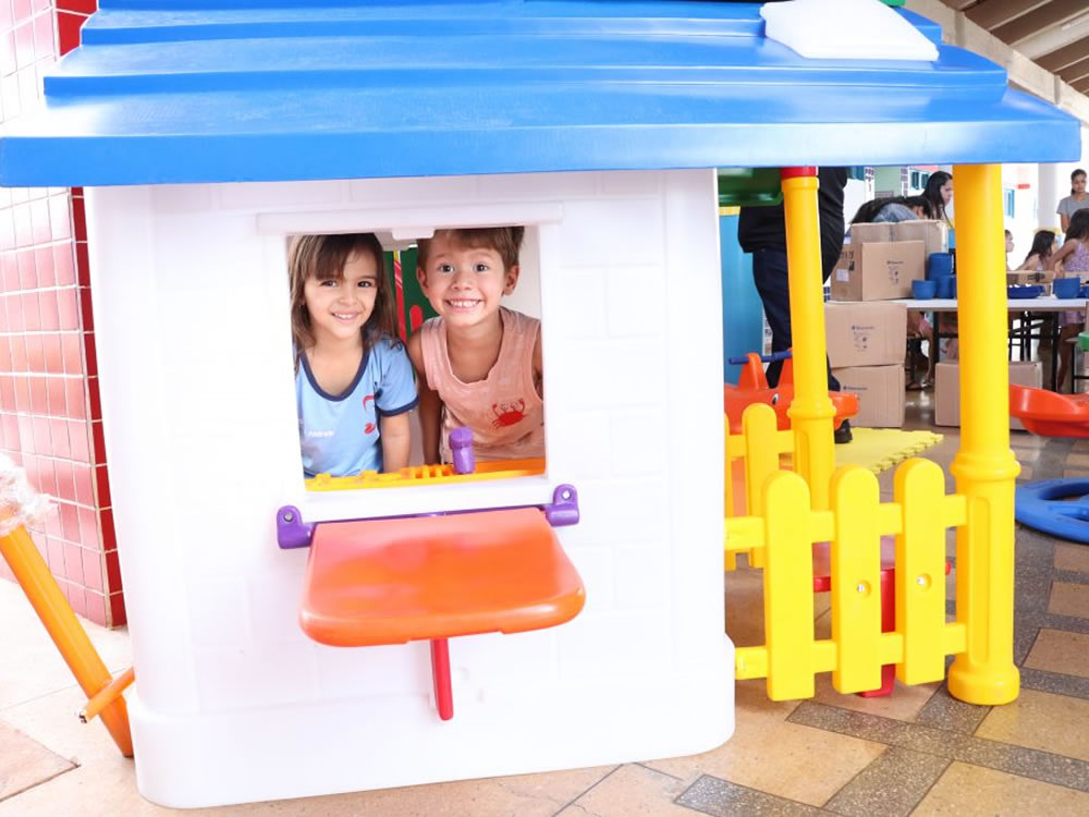 Imagem de Crianças da Creche Maria Joana Perpétuo recebem brinquedos e kits