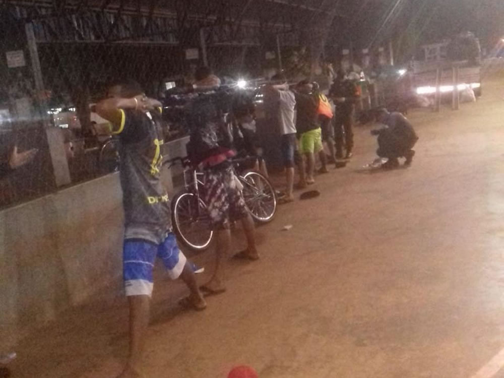 Imagem de Traficante preso na praça do Bairro Popular