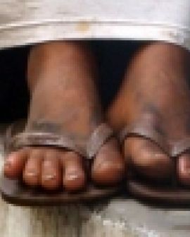 Imagem de Mãe abandona filha