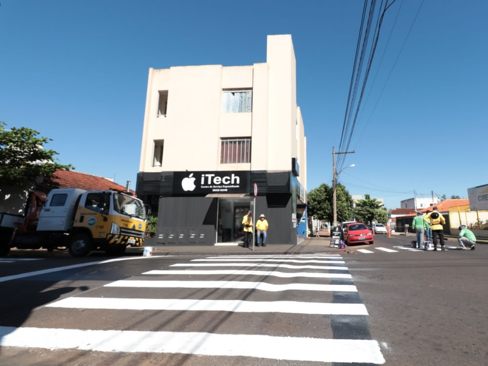 Imagem de AMT revitaliza faixas de pedestres da Rua Goiânia