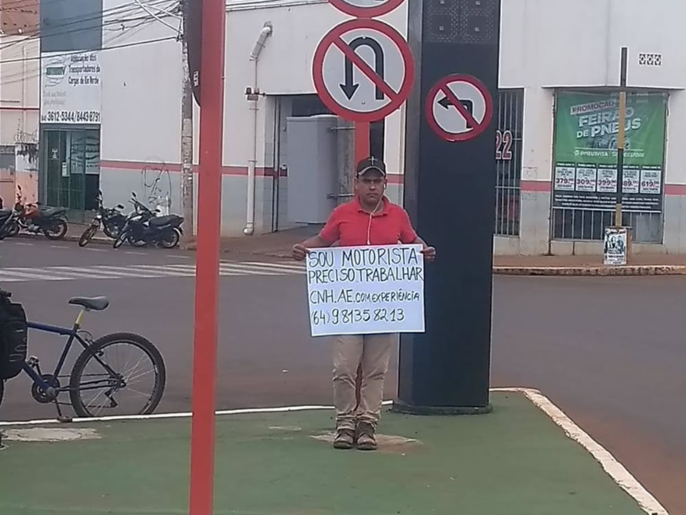 Imagem de Homem com cartaz pedindo emprego consegue trabalho