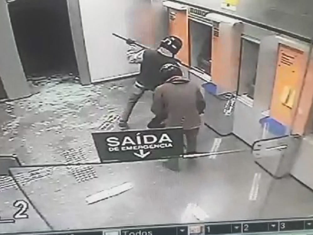 Imagem de Homens assaltam banco e esquecem documentos no local do crime, em Goiás. Veja o vídeo:
