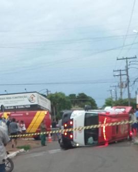 Imagem de Ambulância tomba após acidente na Promissão, em Rio Verde