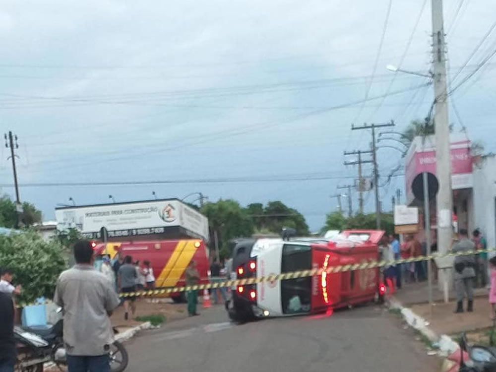Imagem de Ambulância tomba após acidente na Promissão, em Rio Verde