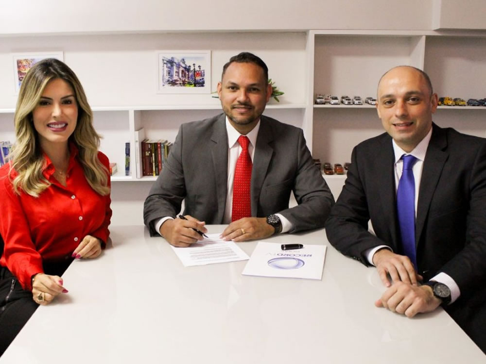 Imagem de Jornalista Mariana Martins assina contrato com a Record TV Goiás