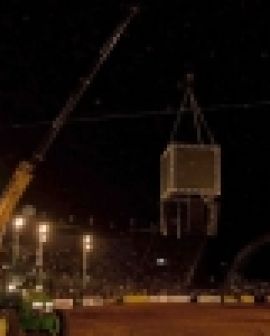 Imagem de Pecuária 2012: Manobra atrapalhada com trator quase derruba telão em rodeio