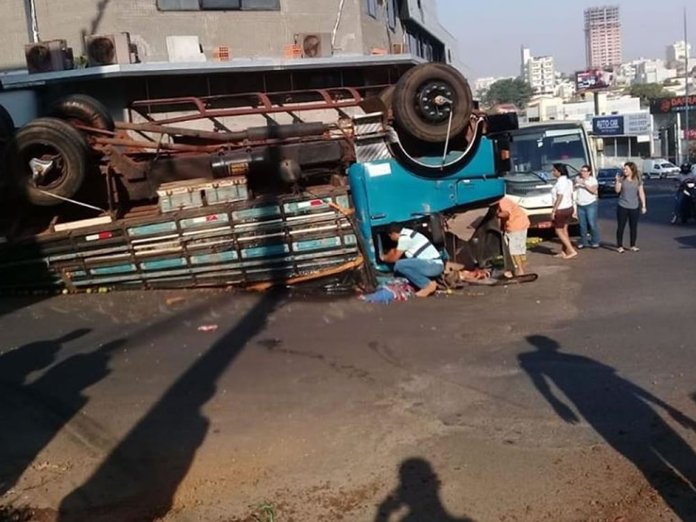 Imagem de Caminhão desgovernado tomba no centro de Rio Verde