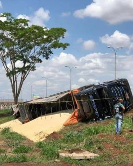 Imagem de Duas carretas tombam na BR-060, em Rio Verde