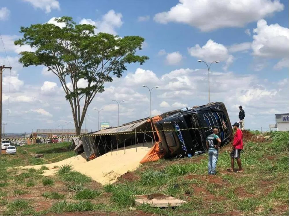 Imagem de Duas carretas tombam na BR-060, em Rio Verde