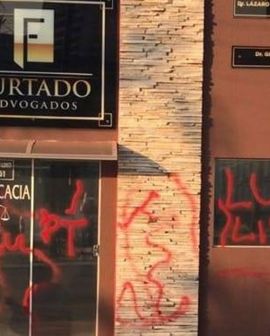 Imagem de Vândalos picham “Lula Livre” em escritório de Jataí