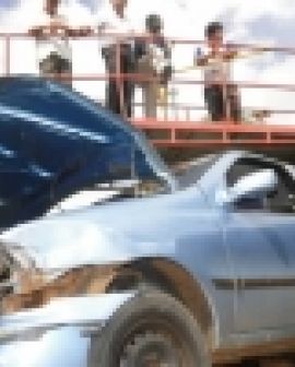 Imagem de Carro cai no Barrinha