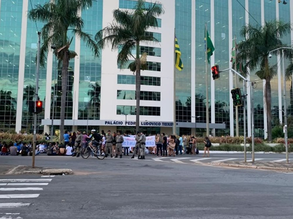 Imagem de Grupo ligado à UEG faz protesto em frente ao Palácio Pedro Ludovico