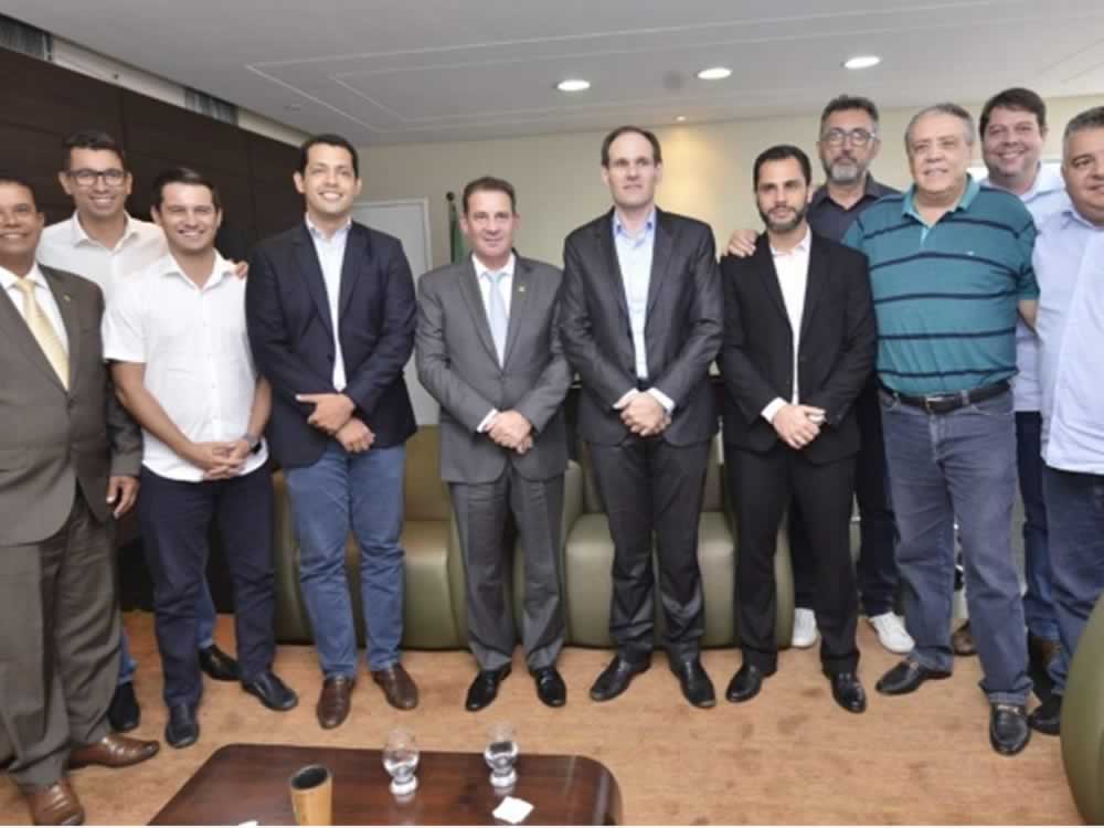 Imagem de Lissauer recebe senador Vanderlan e dezenas de parlamentares e ex-deputados