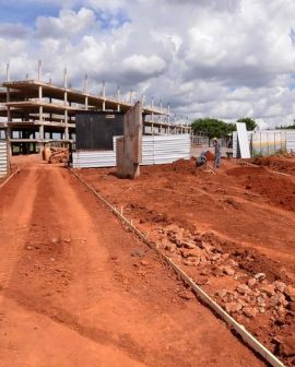 Imagem de Lissauer e Caiado vistoriam a retomada da obra da nova sede da Alego nesta quarta-feira, 27