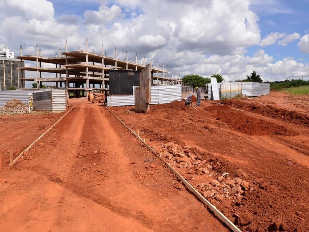 Imagem de Lissauer e Caiado vistoriam a retomada da obra da nova sede da Alego nesta quarta-feira, 27