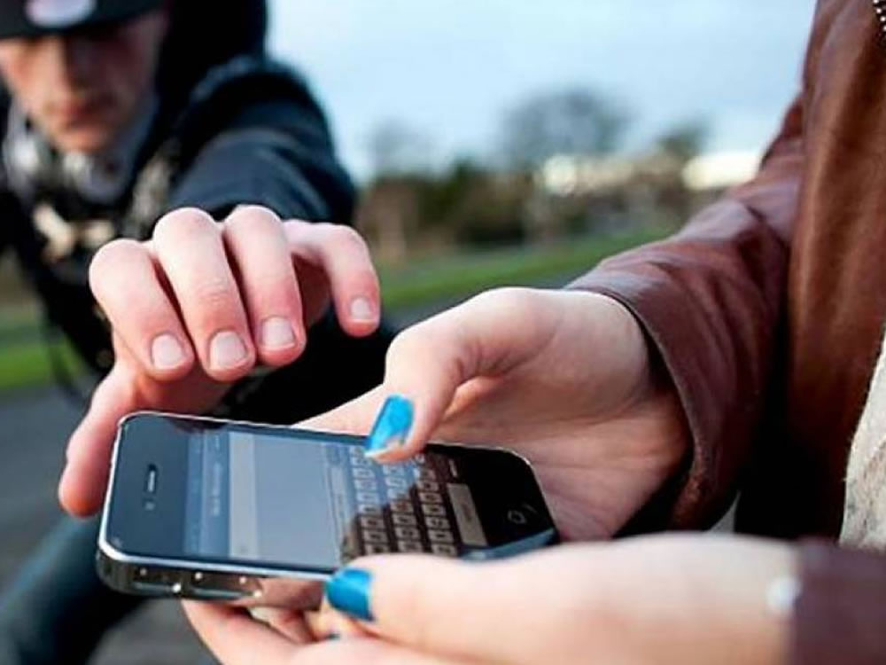 Imagem de Mulher briga com ladrão e consegue recuperar celular, em Rio Verde