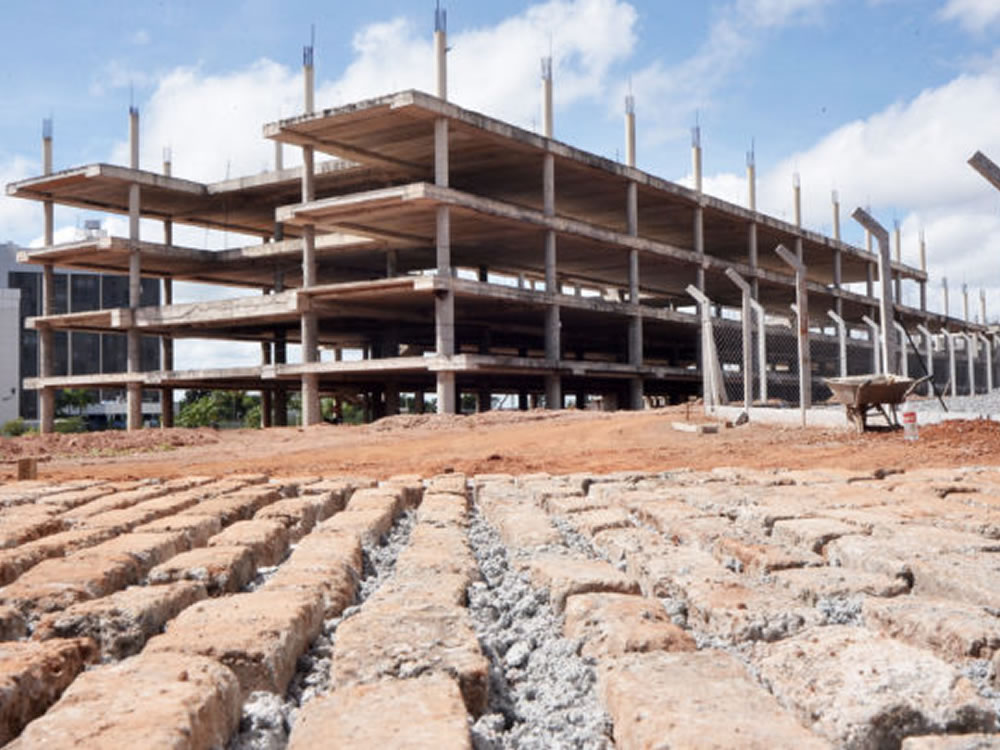 Imagem de Lissauer e Caiado vistoriam a retomada da obra da nova sede da Alego nesta quarta