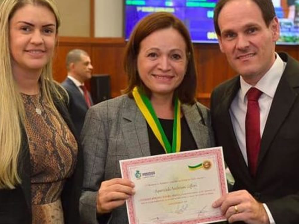 Imagem de Lissauer entrega Comenda Berenice Artiaga a médica de Rio Verde