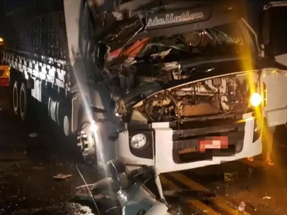 Imagem de Motorista de caminhão bêbado causa acidente na BR-050