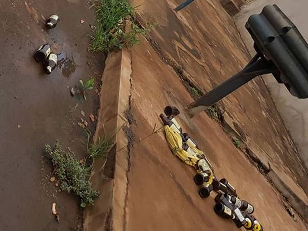 Imagem de Moradores do Gameleira reclamam de bagunça deixada pelo caminhão de lixo