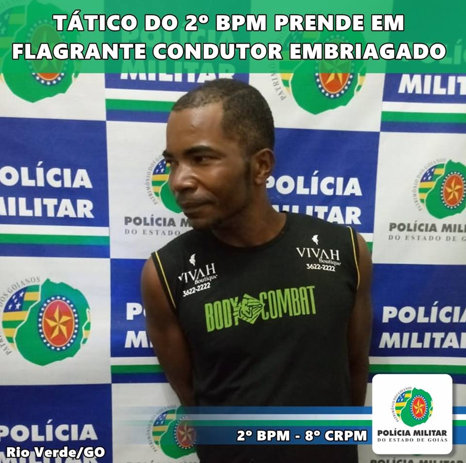 Imagem de PM prende homem por dirigir embriagado