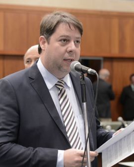 Imagem de Karlos Cabral reapresenta projeto para incluir pais de servidores no Ipasgo