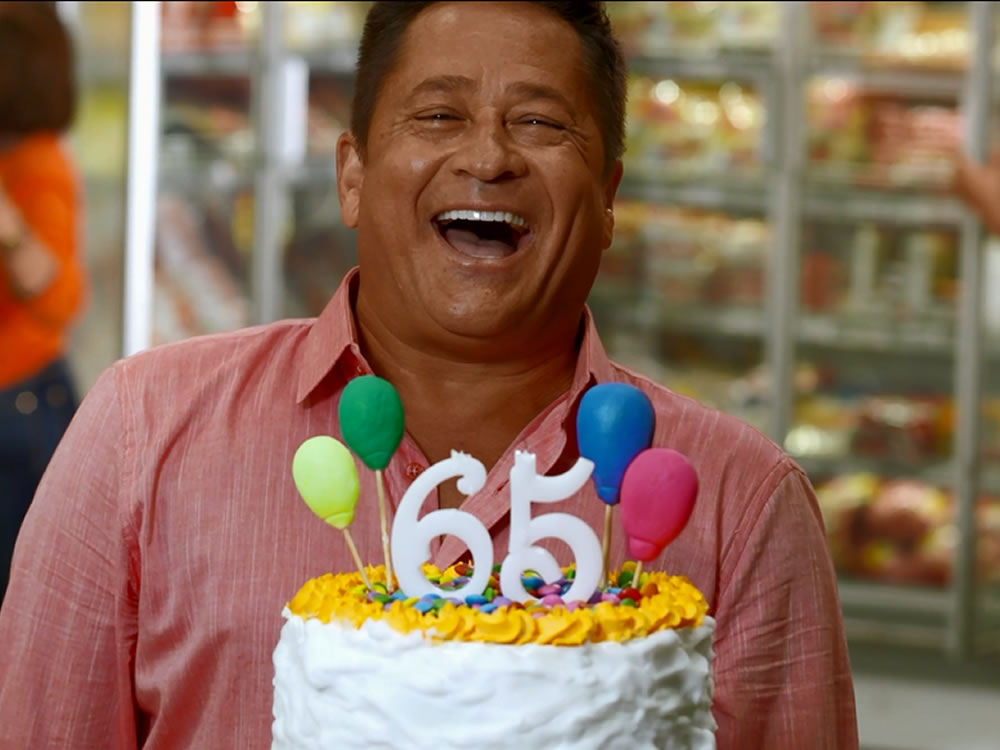 Imagem de Rede de supermercado comemora 65 anos e Leonardo é o novo garoto-propaganda