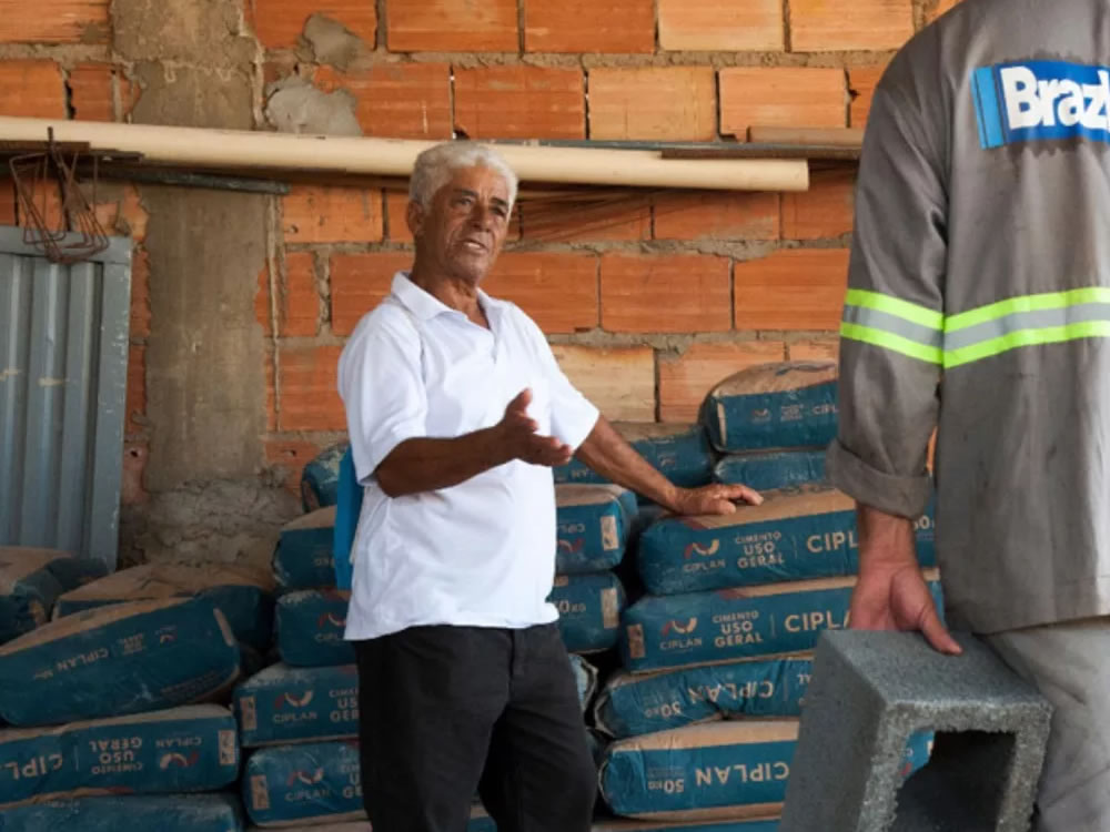 Imagem de Aposentado com um salário mínimo doa sacos de cimentos para construir novo presídio de Rio Verde