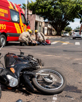 Imagem de Motociclista fica ferido após colisão com carro no Jardim São Tomáz, em Rio Verde
