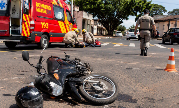 Imagem de Motociclista fica ferido após colisão com carro no Jardim São Tomáz, em Rio Verde